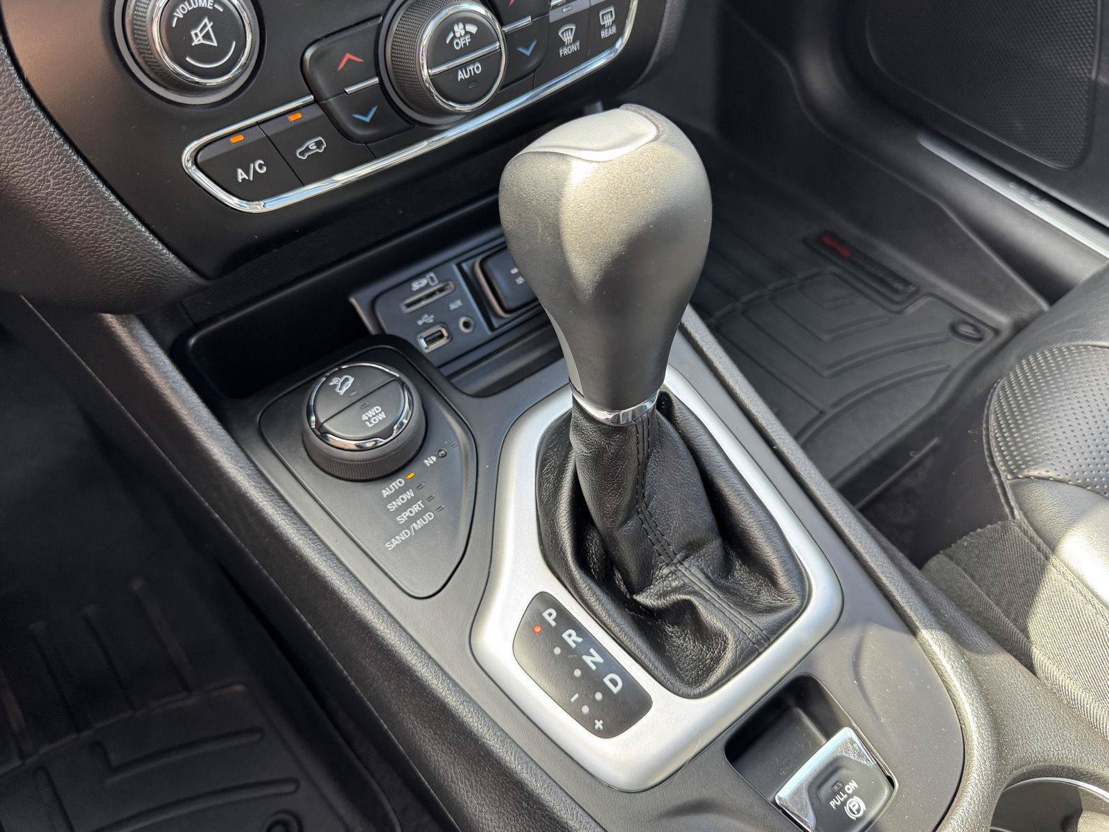 Used 2017 Jeep Cherokee Overland w/ Technology Group AWD/4WD image 22