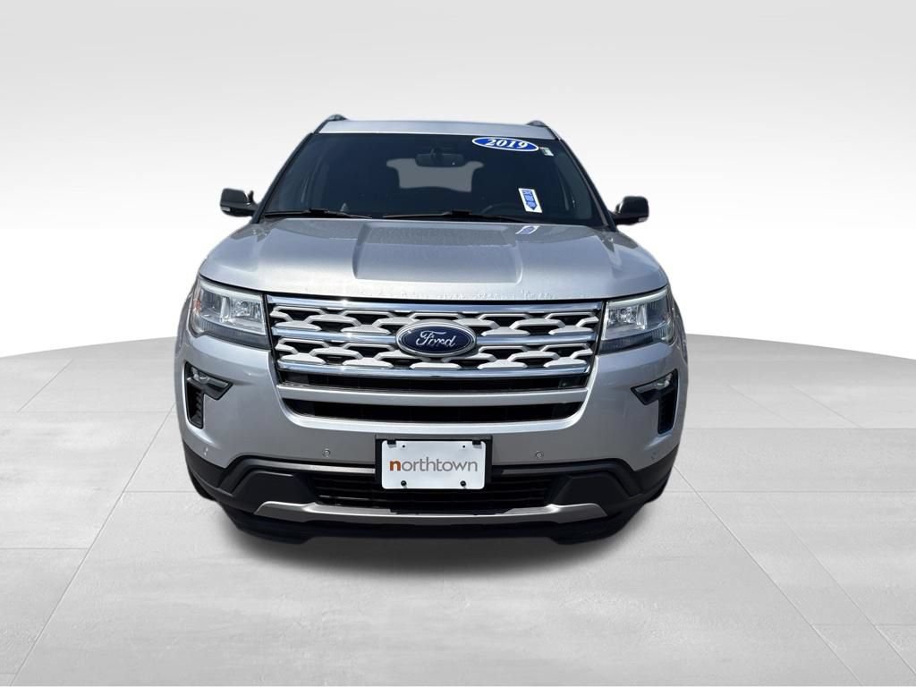 Used 2019 Ford Explorer XLT w/ Equipment Group 202A AWD/4WD image 2