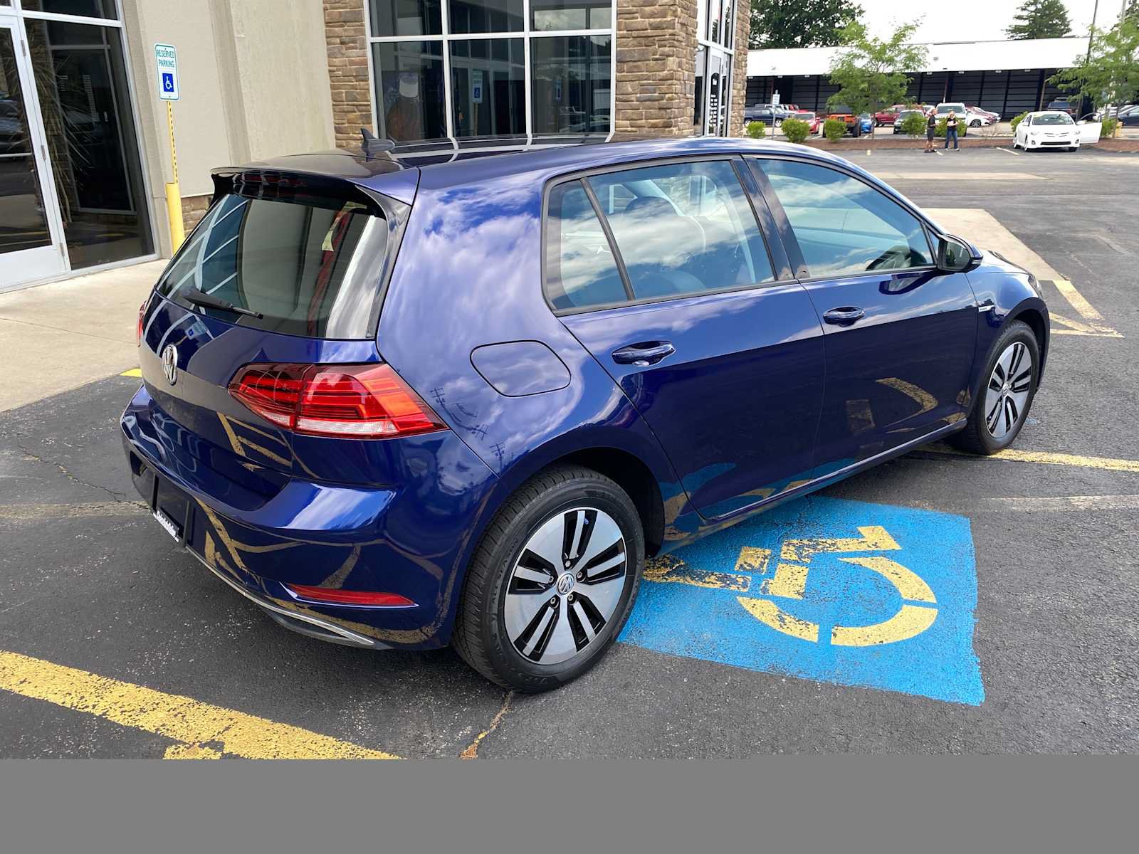 Used 2017 Volkswagen e-Golf SE FWD image 4