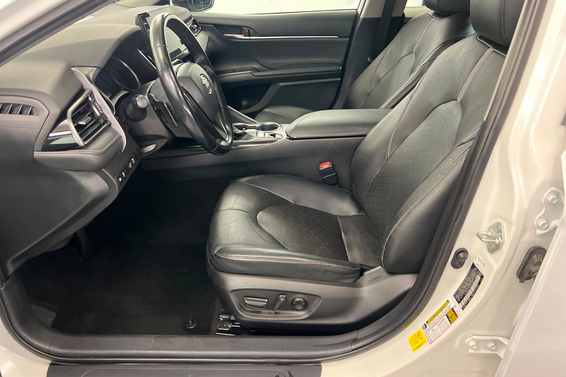 Used 2021 Toyota Camry XSE w/ Carpet Mat Package (TMS) FWD image 17