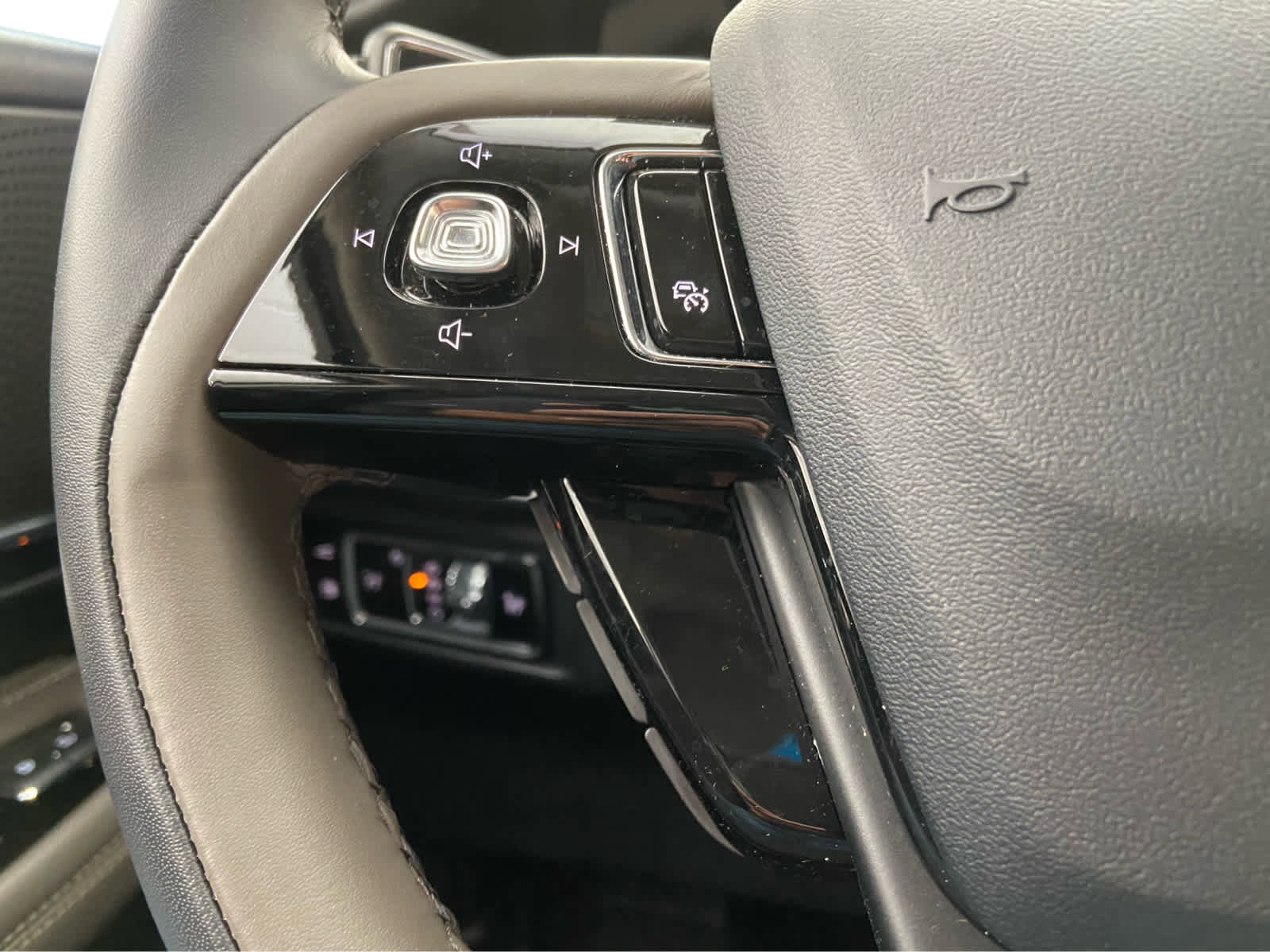 Used 2025 Lincoln Corsair Grand Touring AWD/4WD image 24