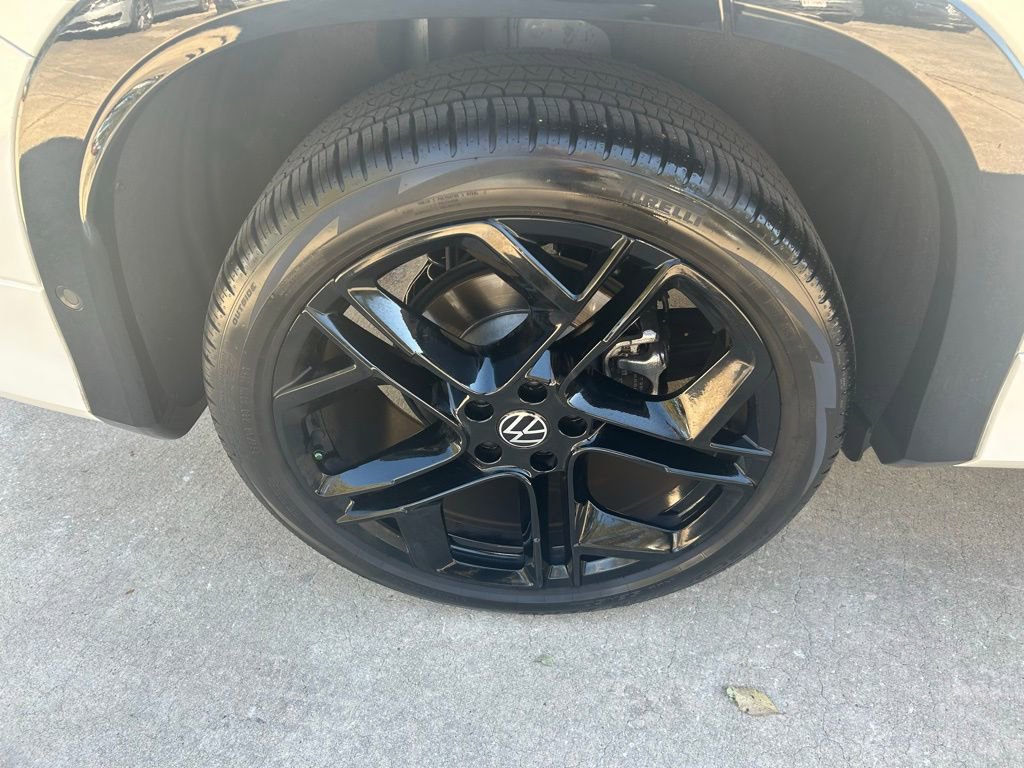 Certified 2025 Volkswagen Tiguan SE R-Line image 26