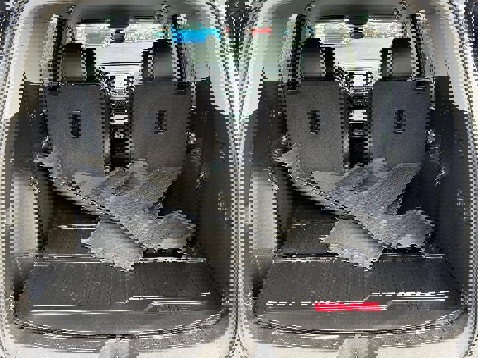 Used 2023 GMC Acadia SLT w/ Elevation Edition image 4