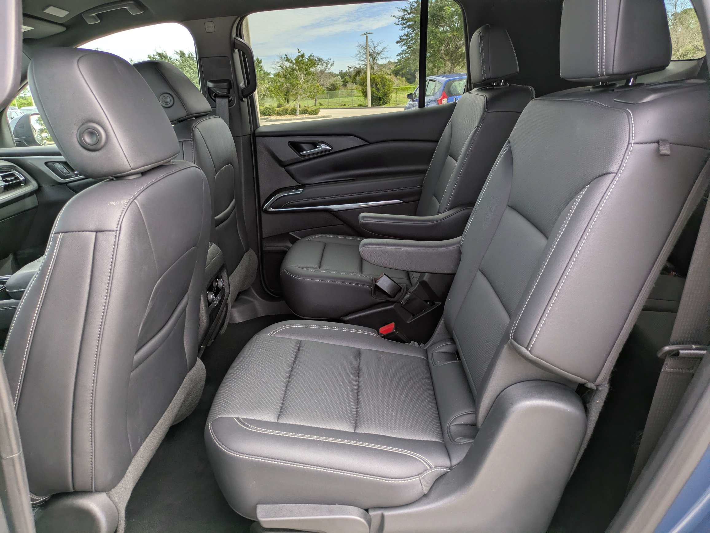 Used 2025 Chevrolet Traverse LT FWD image 13