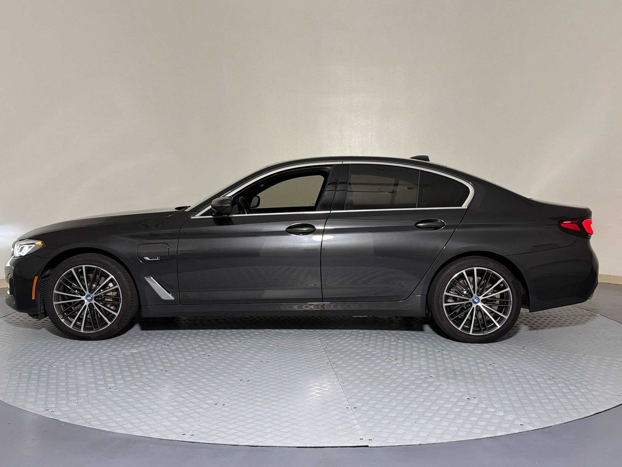 Used 2023 BMW 530e w/ Convenience Package RWD image 2