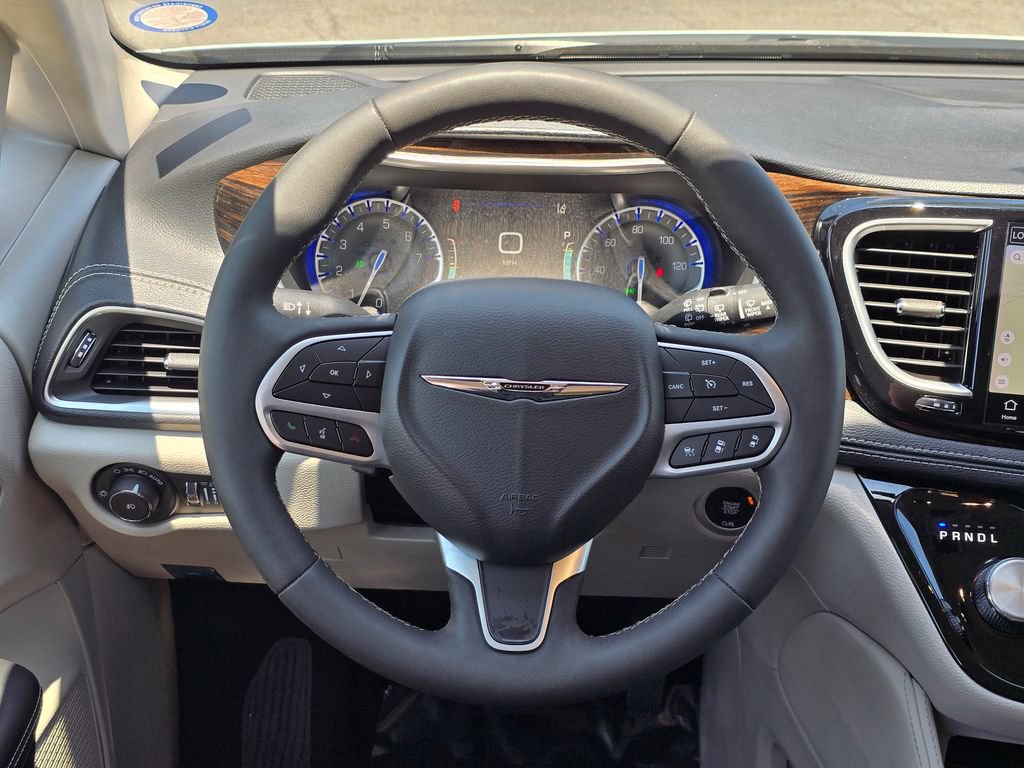 Used 2024 Chrysler Pacifica Limited FWD image 8