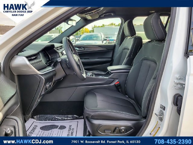 Certified 2025 Jeep Grand Cherokee Laredo AWD/4WD image 8