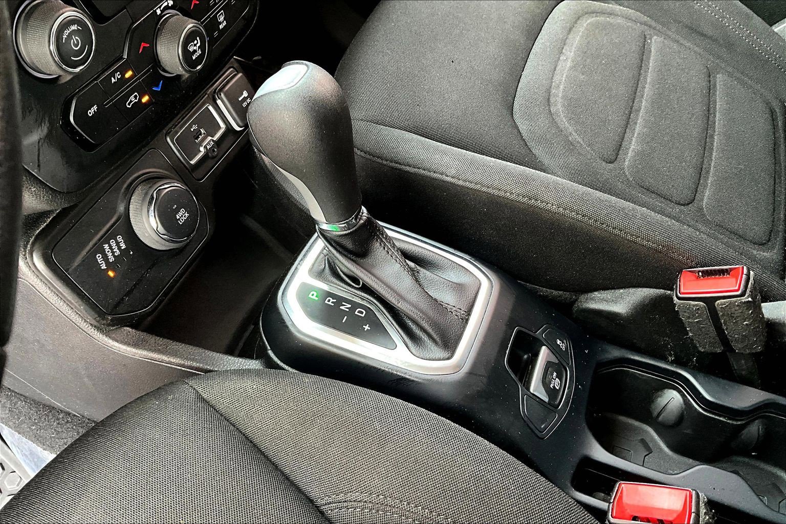 Used 2019 Jeep Renegade Latitude w/ Cold Weather Group AWD/4WD image 18