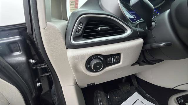 Used 2023 Chrysler Pacifica Touring-L FWD image 11