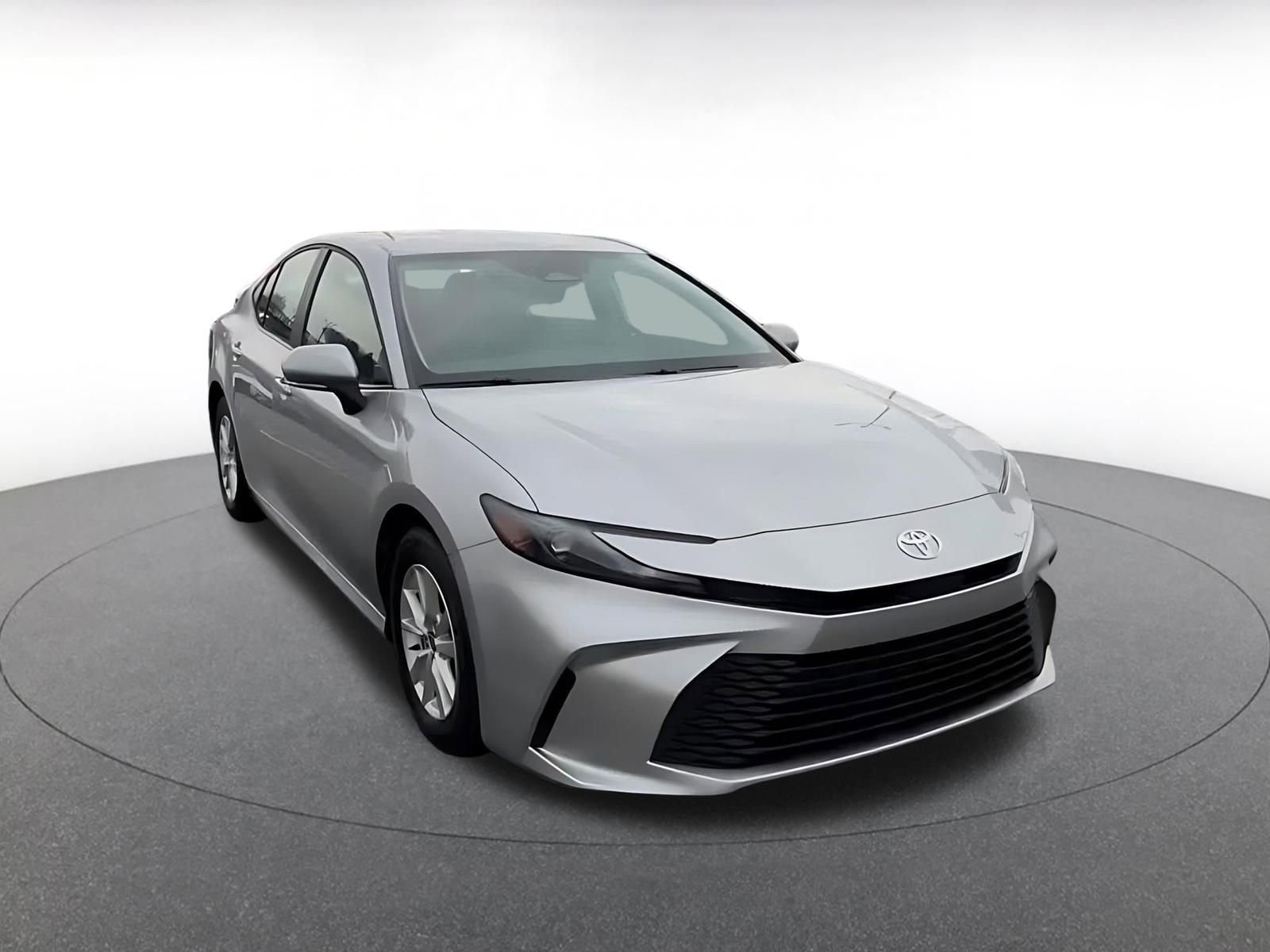 Used 2025 Toyota Camry LE image 3