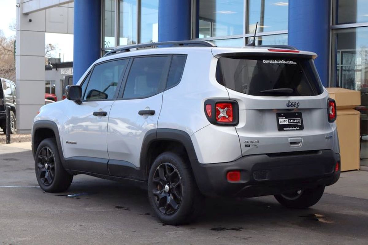 Used 2018 Jeep Renegade Latitude w/ Cold Weather Group AWD/4WD image 3