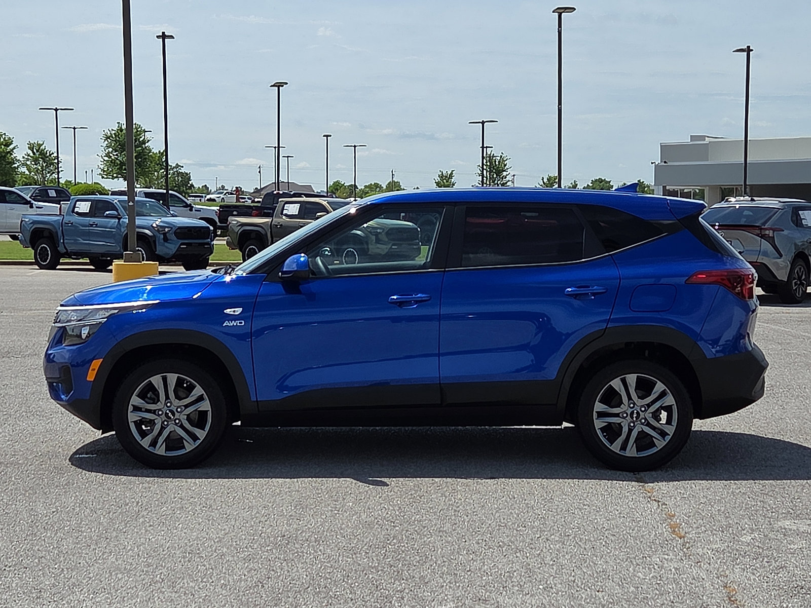 Used 2023 Kia Seltos LX AWD/4WD image 3