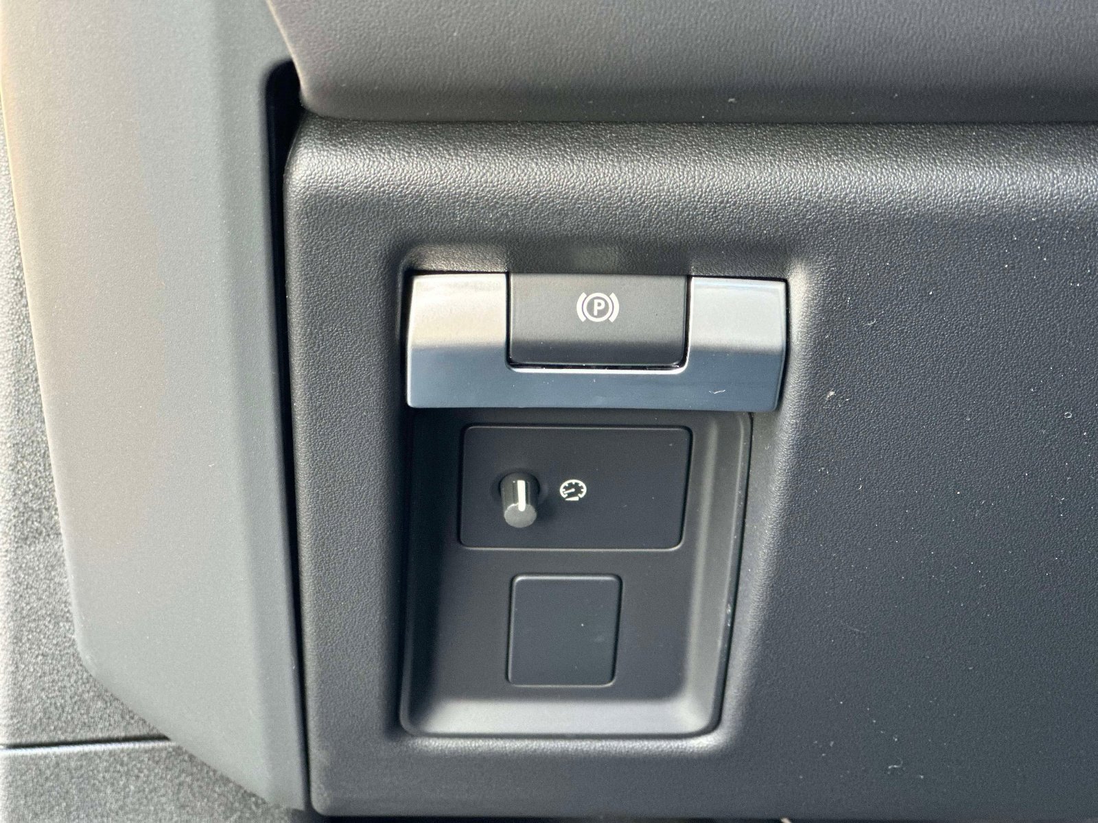 New 2026 Land Rover Defender 110 X-Dynamic SE image 23