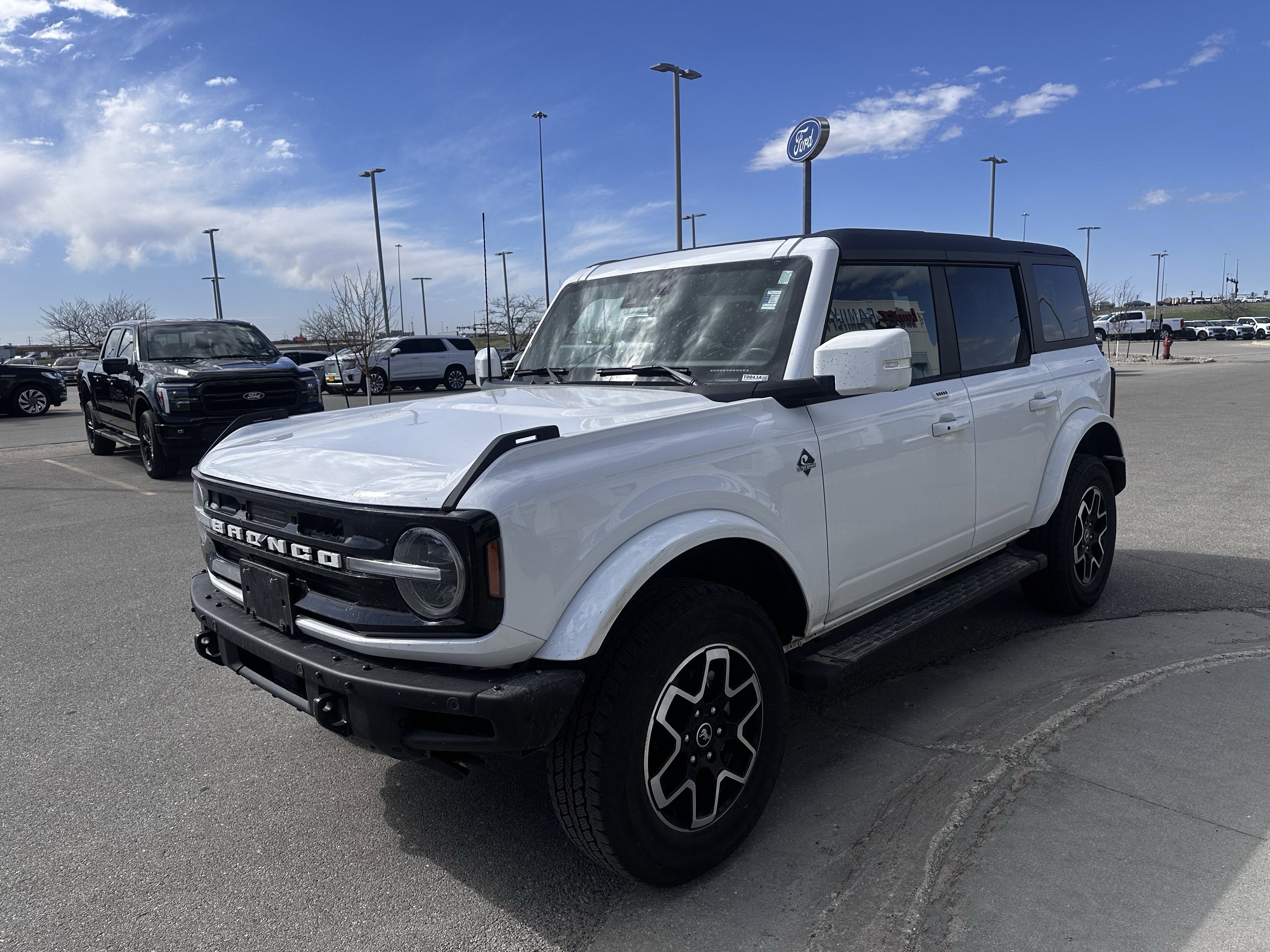 Used 2023 Ford Bronco Outer Banks AWD/4WD image 2