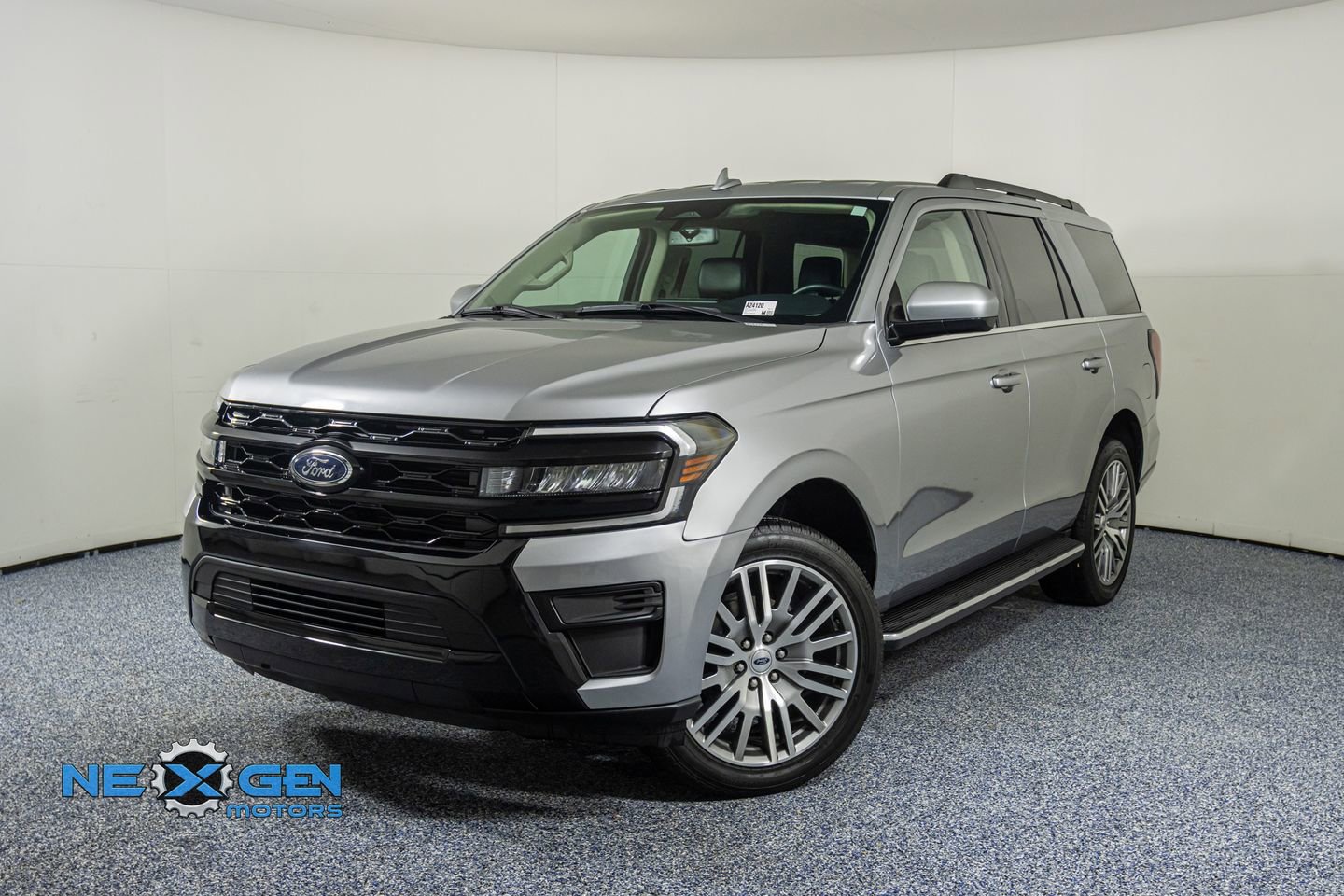 Used 2024 Ford Expedition XLT image 3