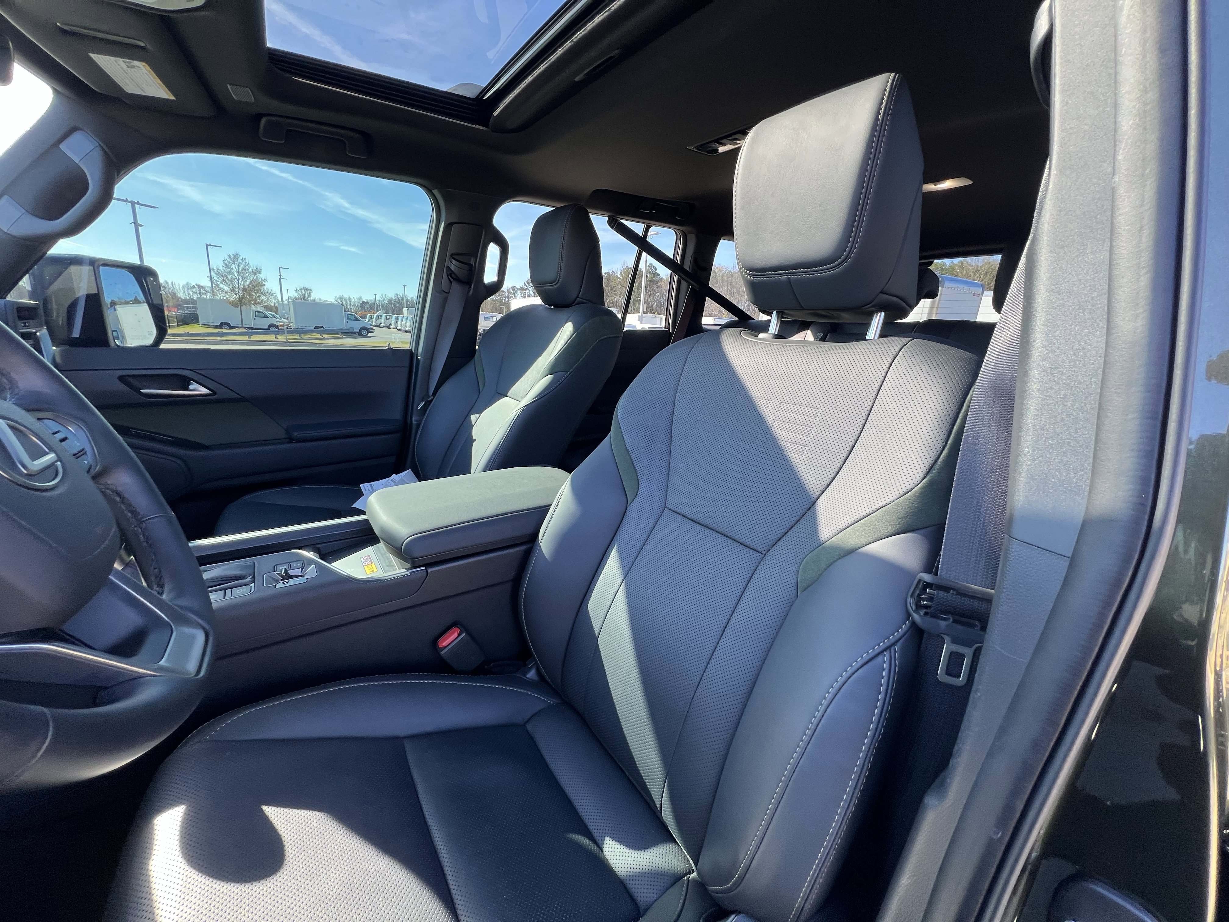 Used 2025 Lexus GX 550 w/ Accessory Package (32) image 14