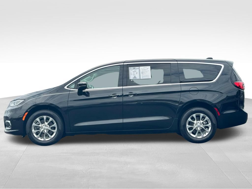 Used 2023 Chrysler Pacifica Touring-L AWD/4WD image 4