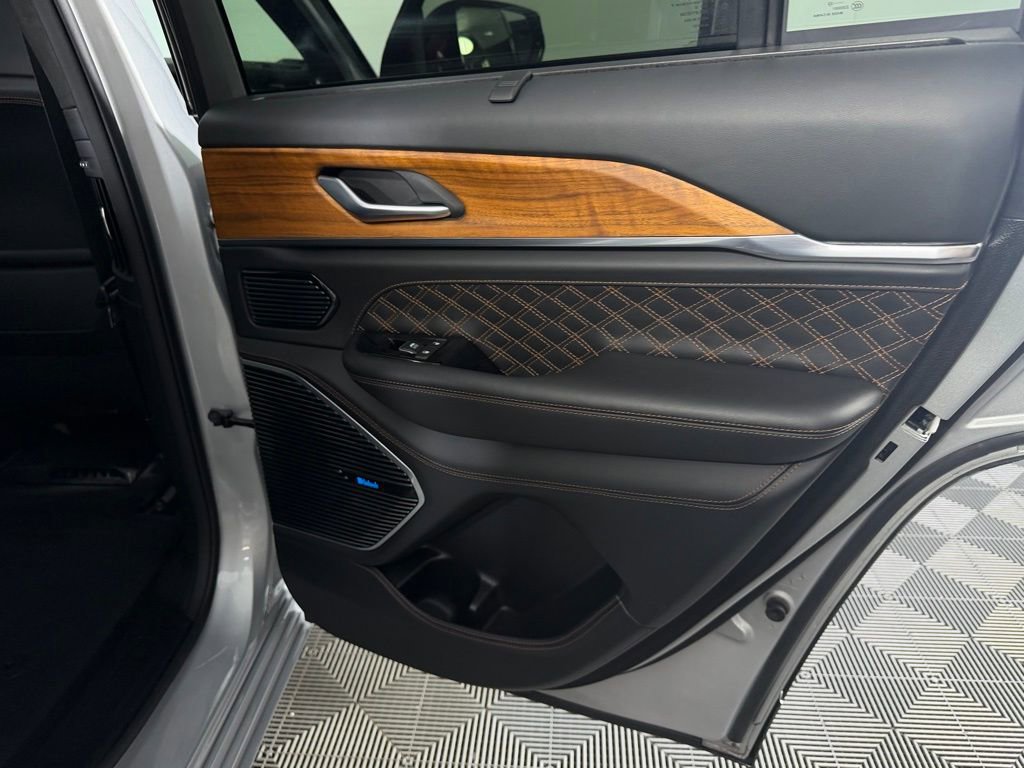 Certified 2022 Jeep Grand Cherokee Summit AWD/4WD image 29