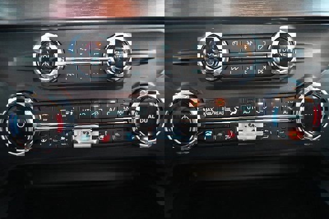 Used 2024 Ford F350 Lariat w/ Chrome Package image 32