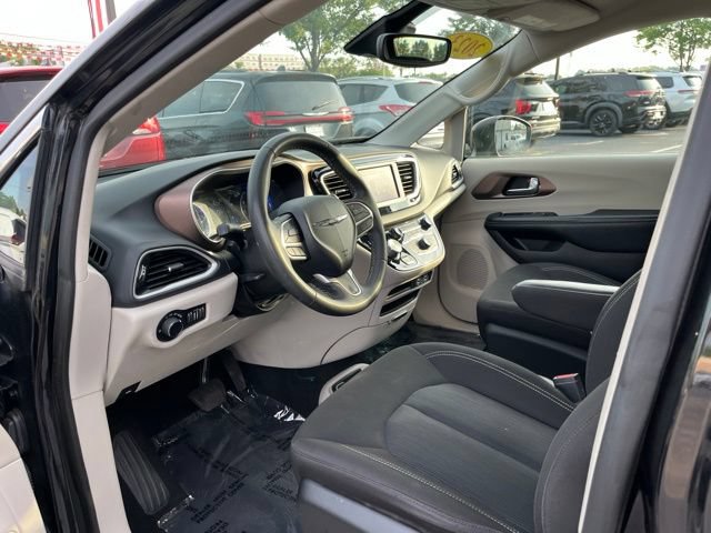 Used 2023 Chrysler Voyager LX FWD image 6