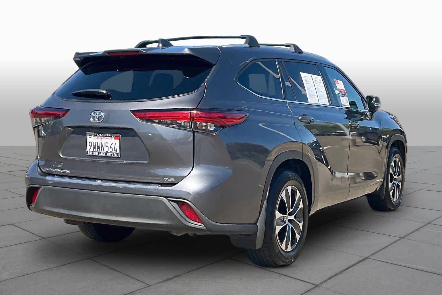 Used 2022 Toyota Highlander XLE FWD image 12