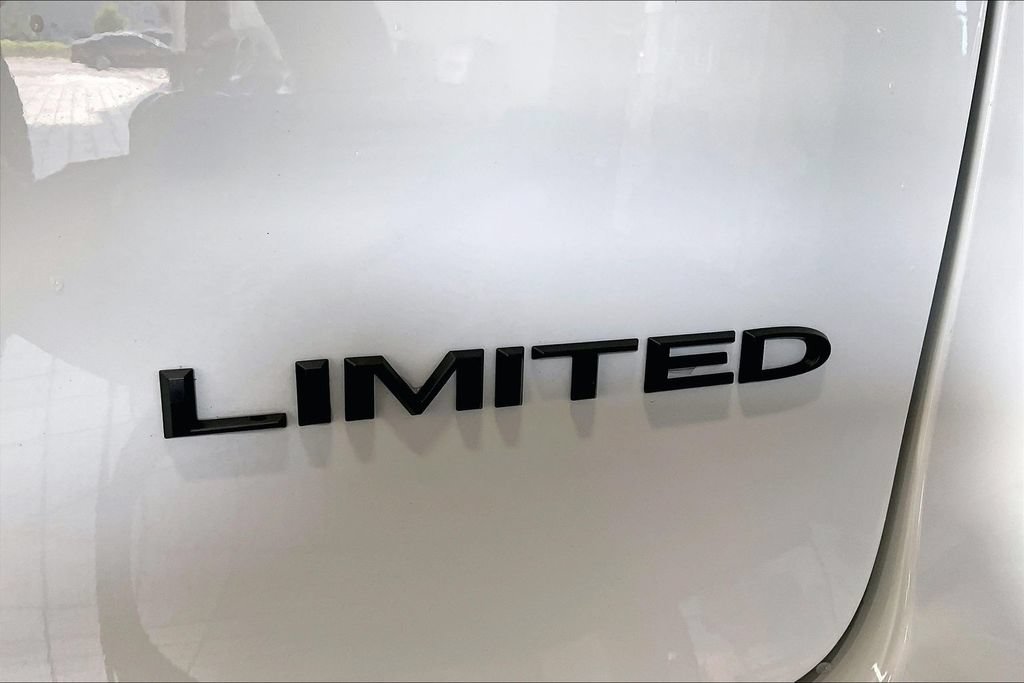 Used 2025 Chrysler Pacifica Limited FWD image 21