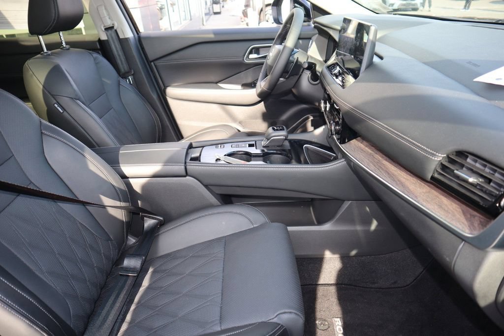 Certified 2025 Nissan Rogue Platinum FWD image 24