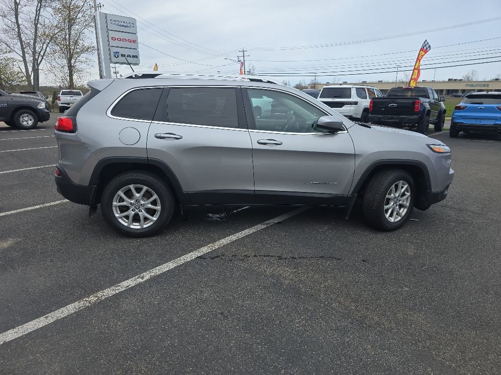 Used 2017 Jeep Cherokee Latitude w/ Cold Weather Group AWD/4WD image 8