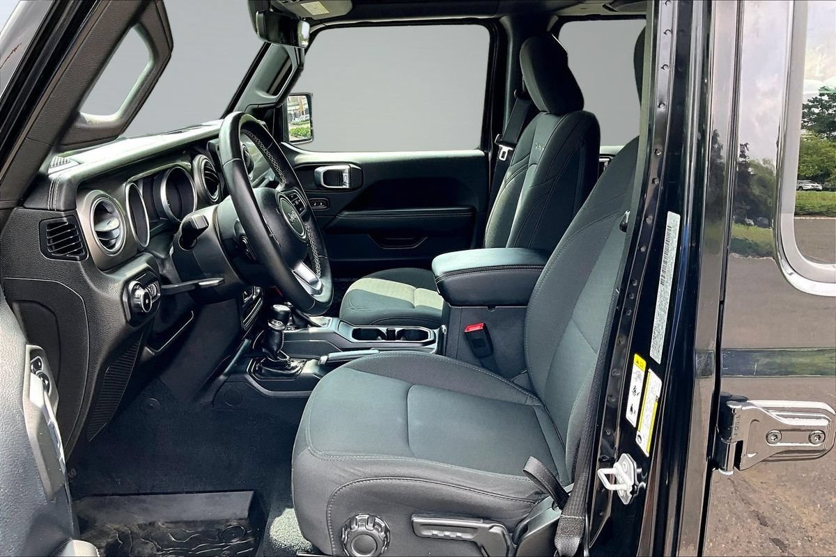 Used 2018 Jeep Wrangler Unlimited Sahara AWD/4WD image 10