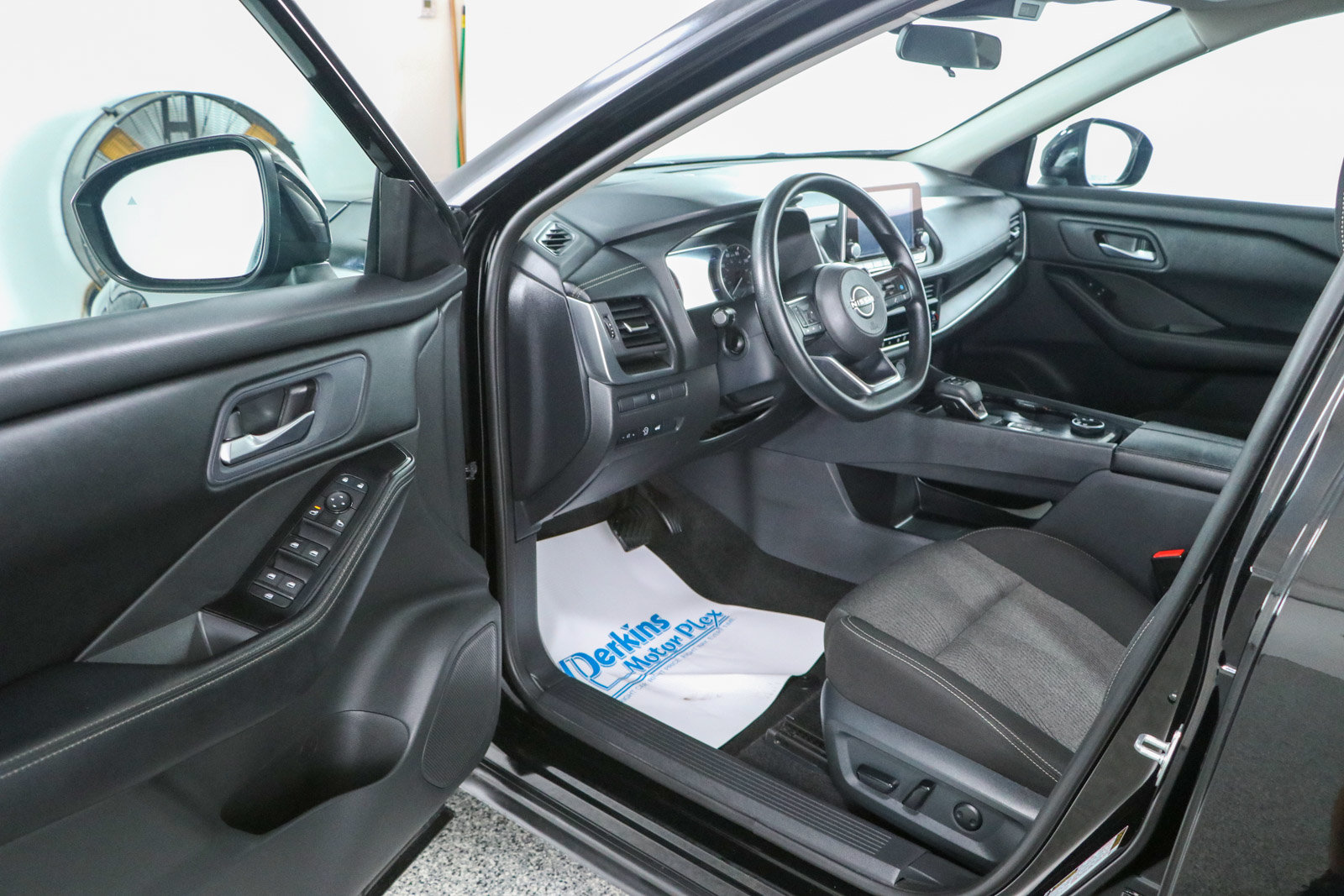 Used 2024 Nissan Rogue SV AWD/4WD image 3