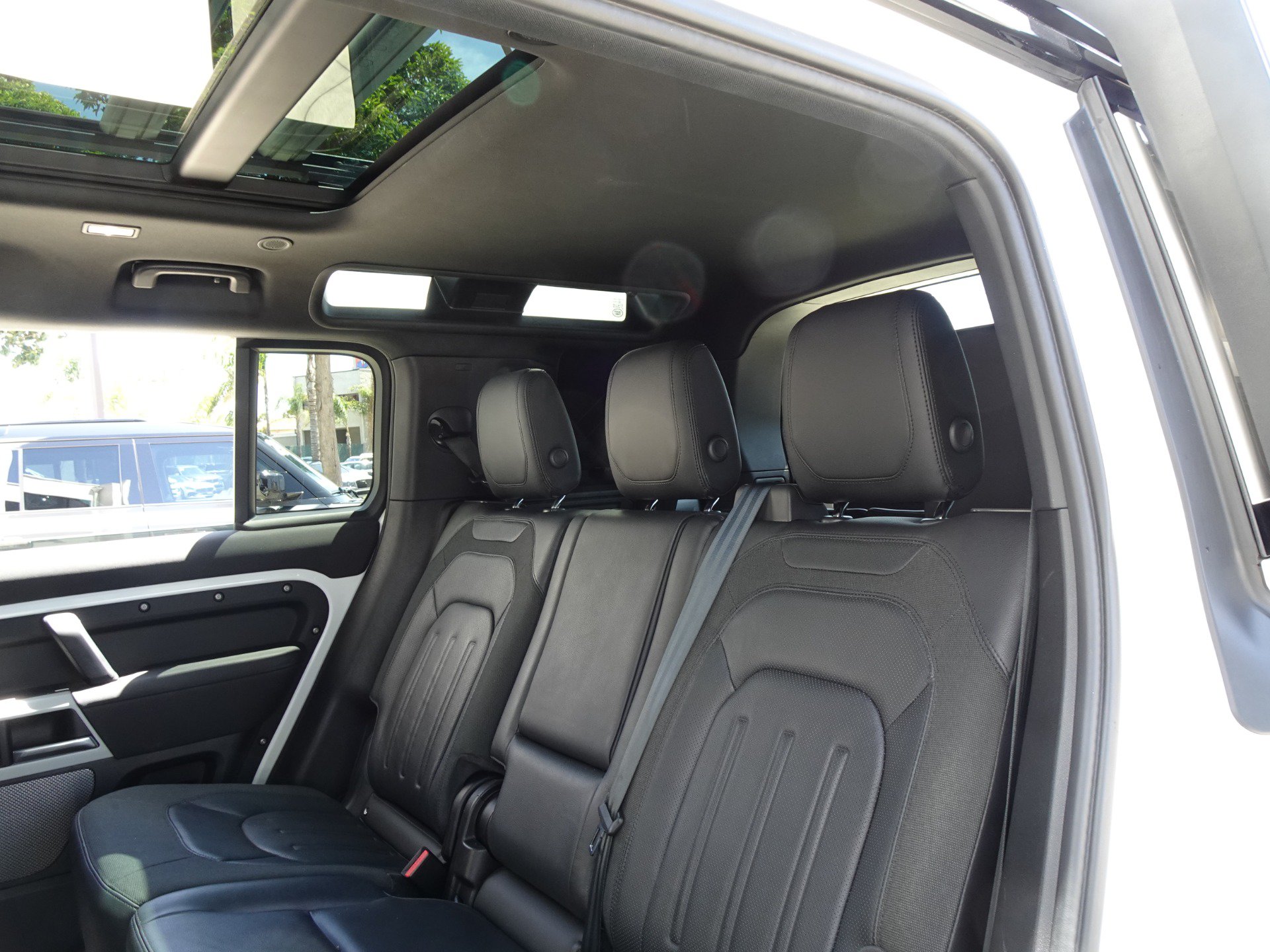 Used 2021 Land Rover Defender 110 SE AWD/4WD image 13