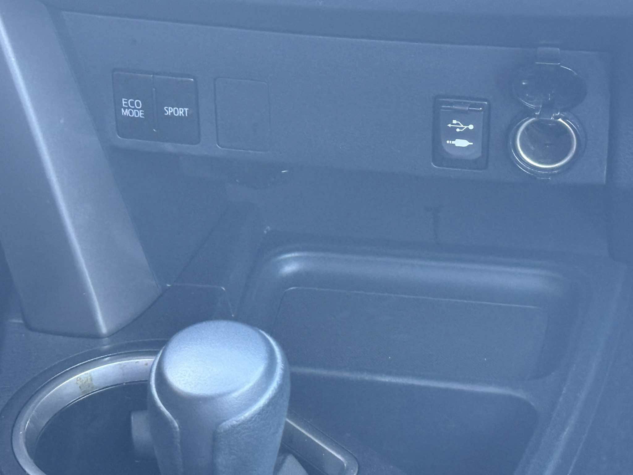 Used 2018 Toyota RAV4 LE w/ All Weather Liner Package FWD image 66
