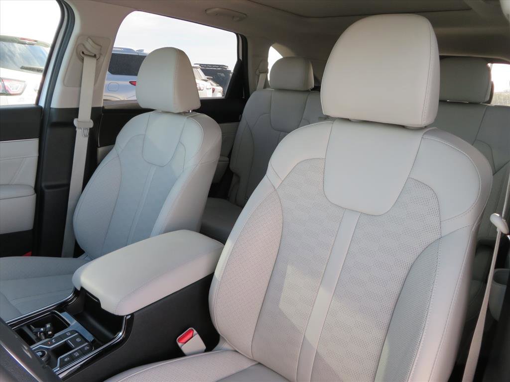 Used 2025 Kia Sorento SX image 16
