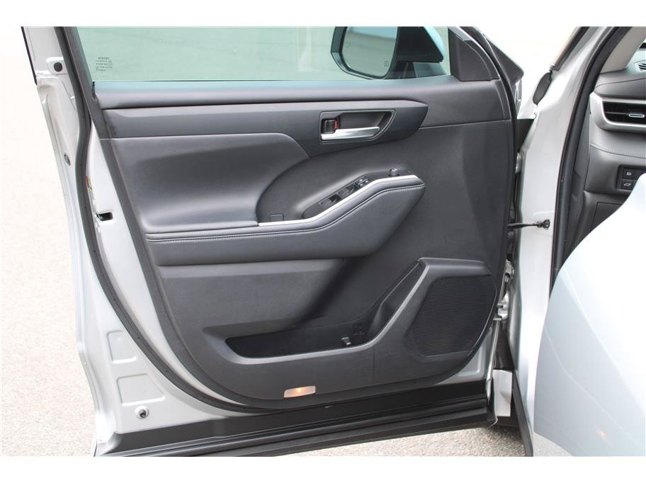 Used 2021 Toyota Highlander XLE AWD/4WD image 7