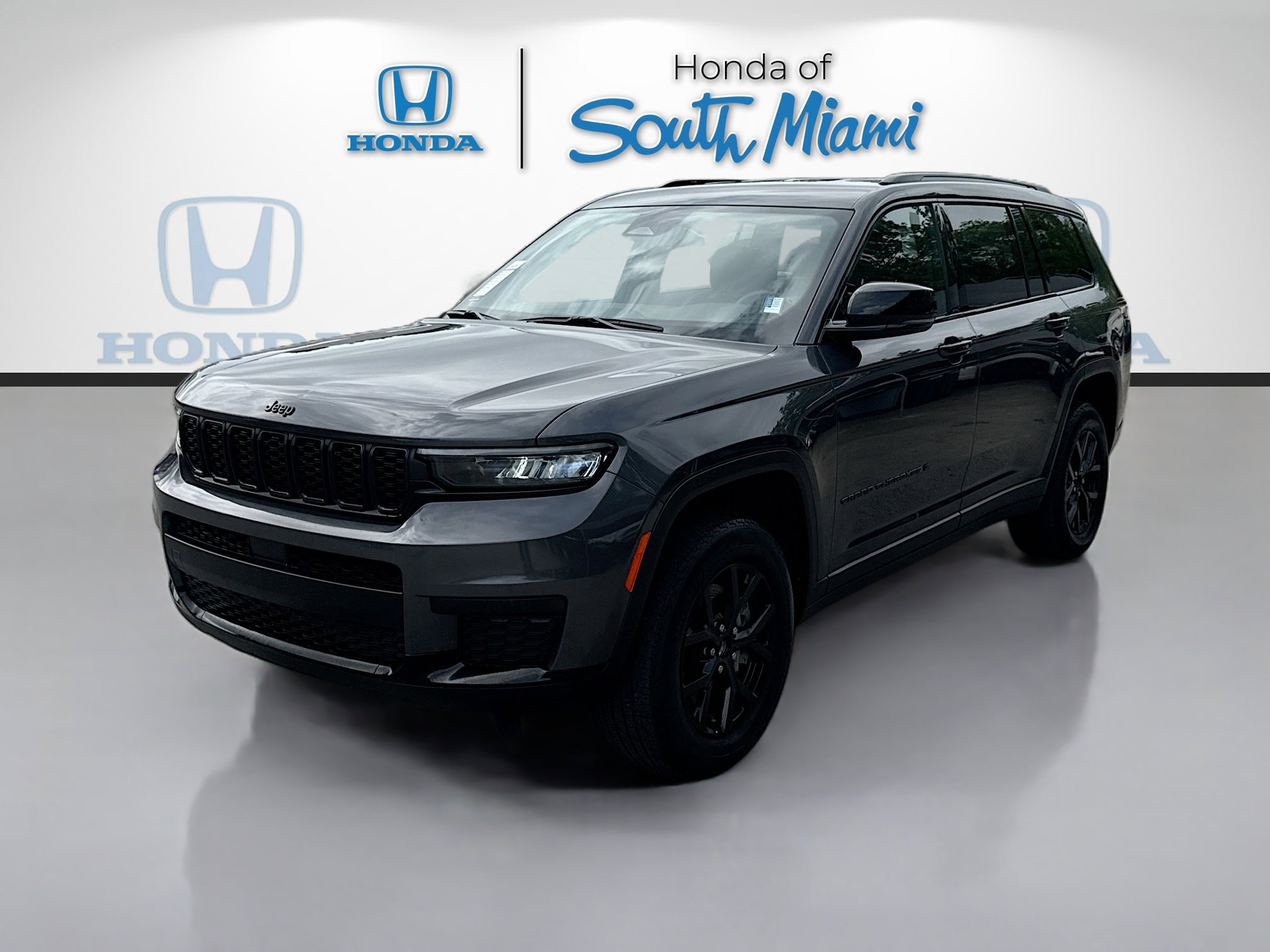 Used 2024 Jeep Grand Cherokee L Laredo image 3