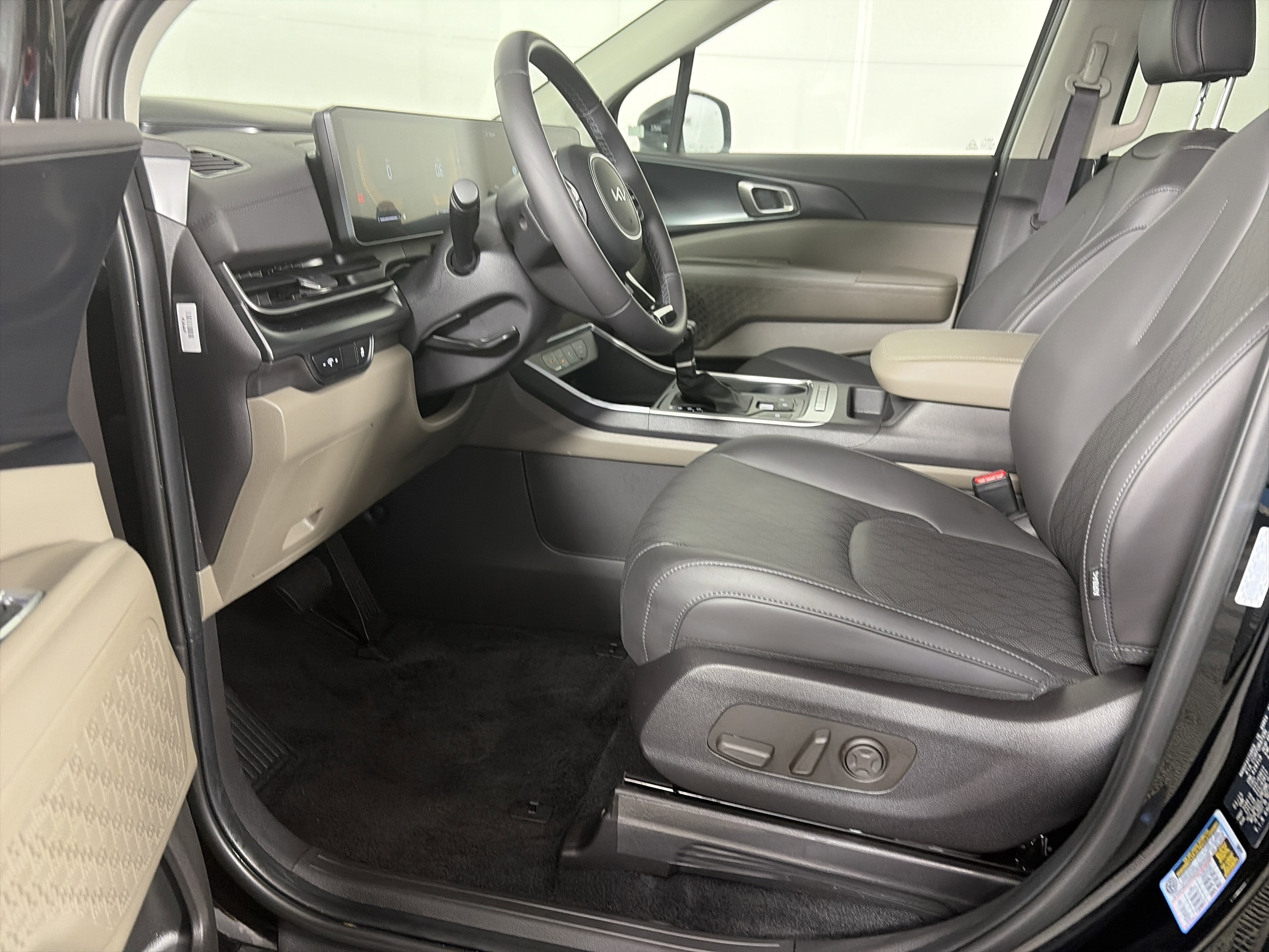 Used 2025 Kia Carnival image 18