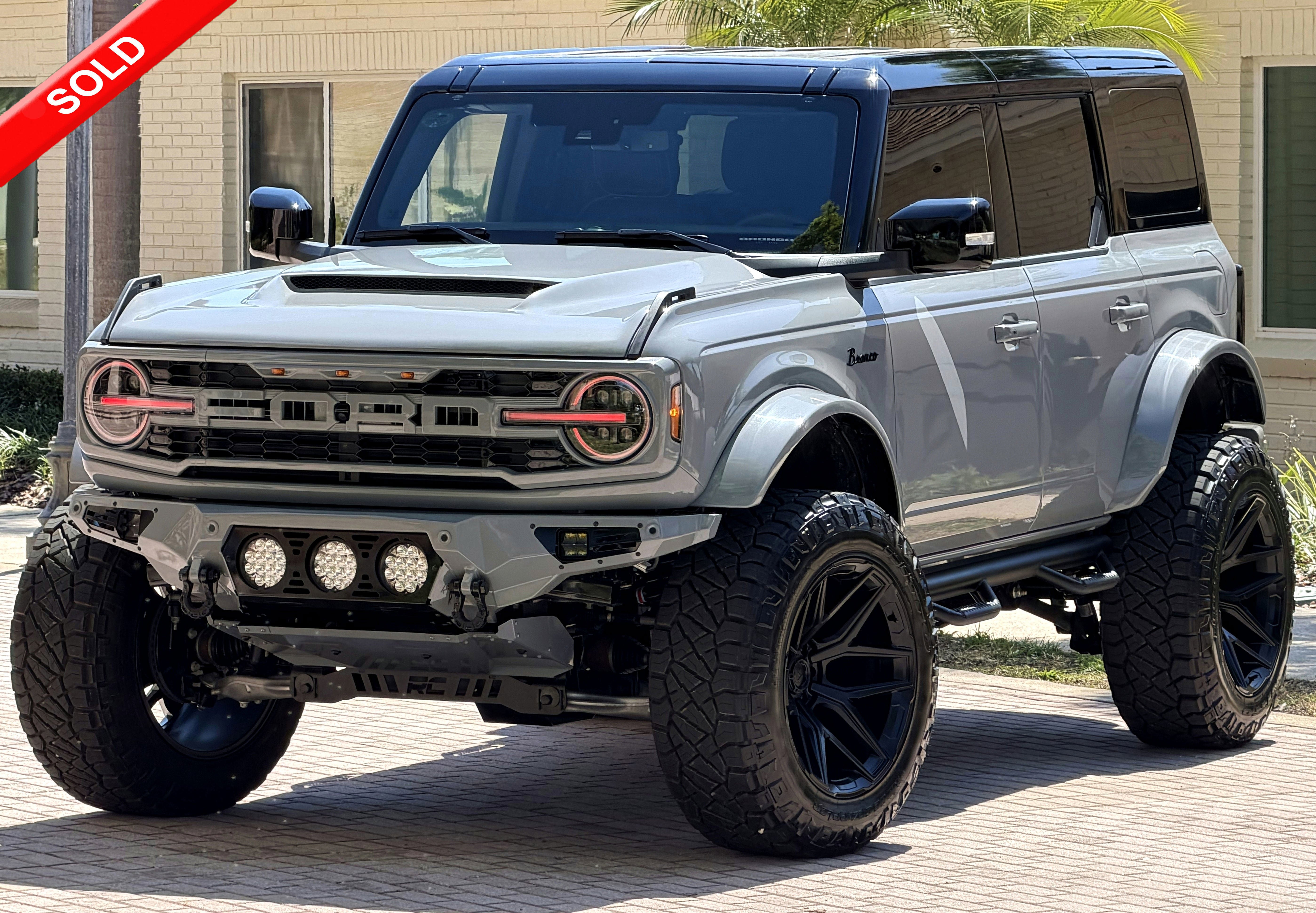 Used 2025 Ford Bronco Outer Banks AWD/4WD image 1