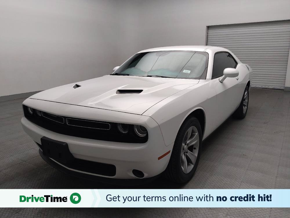 Used 2016 Dodge Challenger SXT RWD image 1