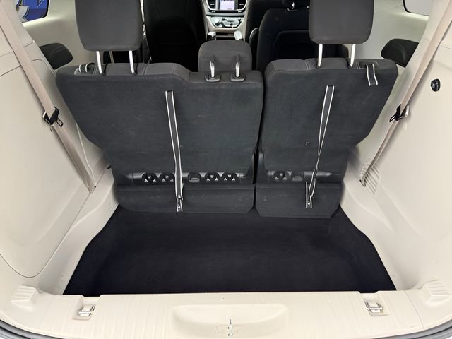 Used 2022 Chrysler Voyager LX FWD image 14