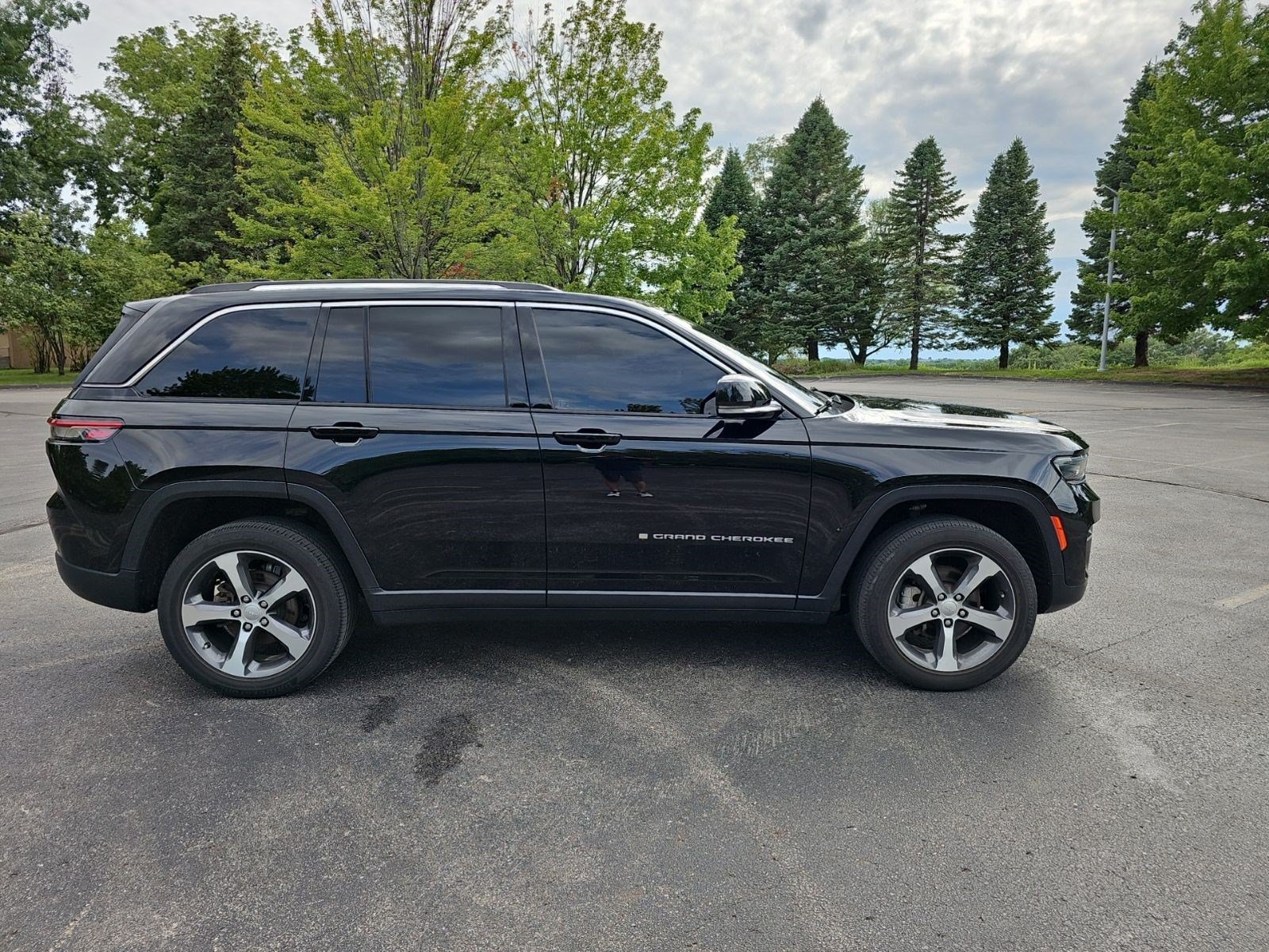 Used 2023 Jeep Grand Cherokee Limited AWD/4WD image 7
