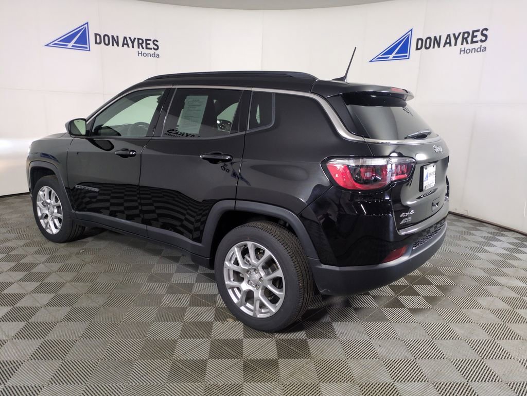Used 2023 Jeep Compass Latitude AWD/4WD image 3