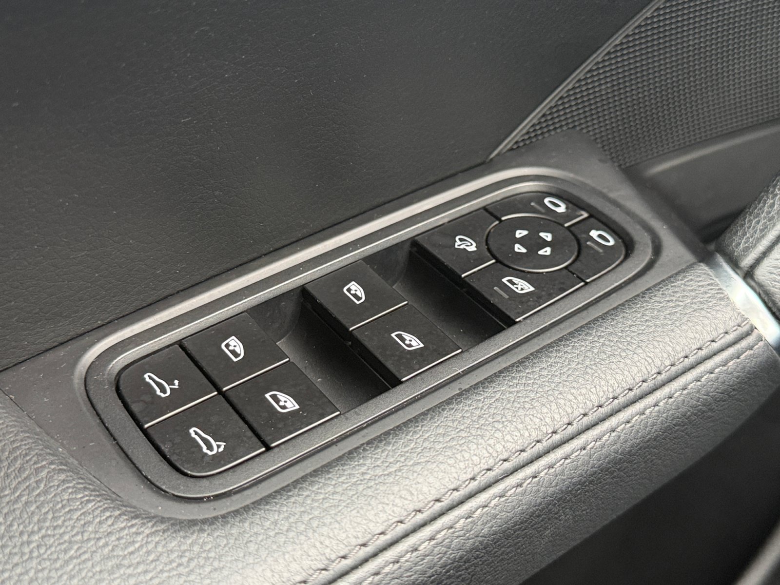 Used 2022 Porsche Cayenne Platinum Edition AWD/4WD image 16