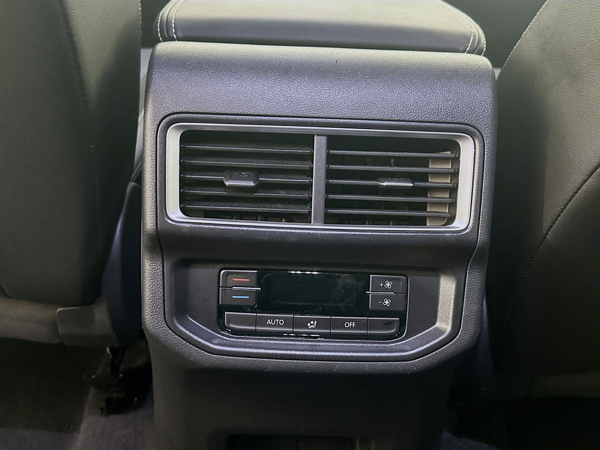 Used 2025 Volkswagen Atlas SE image 27