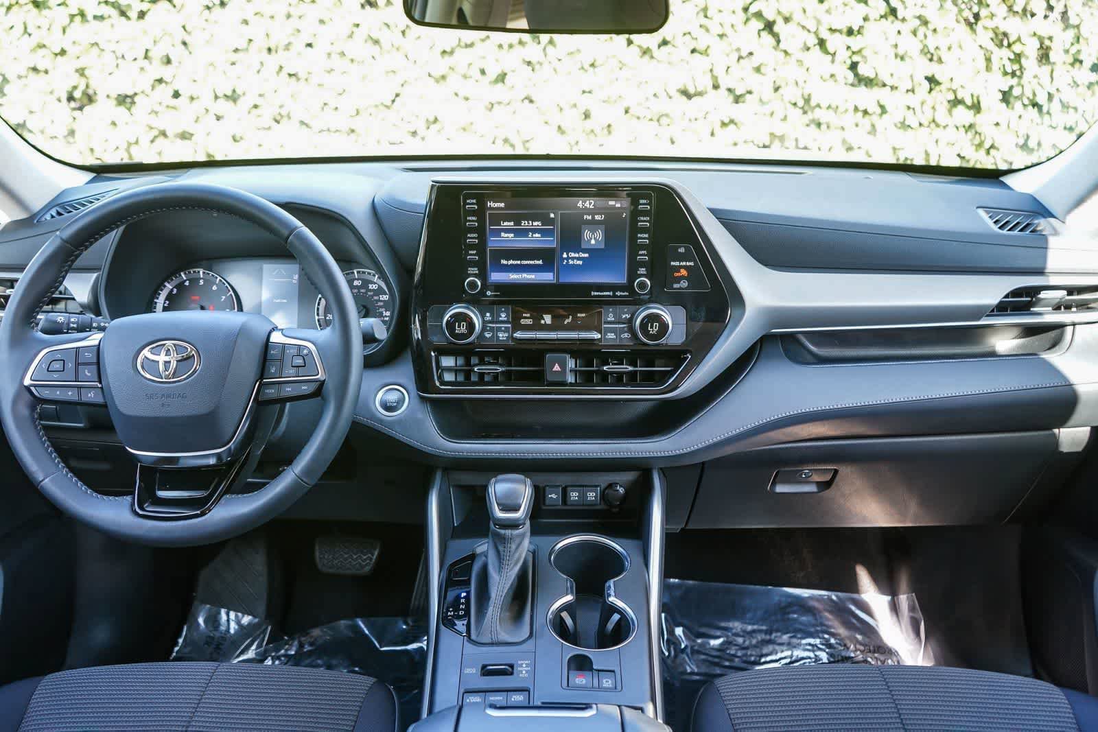 Used 2021 Toyota Highlander LE AWD/4WD image 12