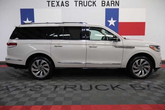 Used 2022 Lincoln Navigator L Reserve RWD image 17