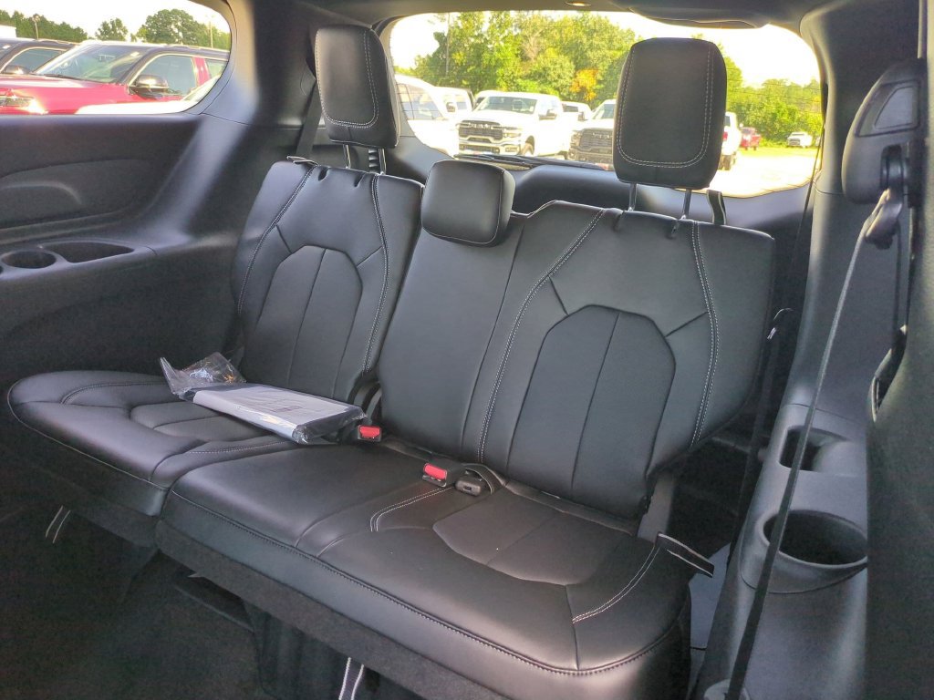 New 2027 Chrysler Pacifica Select FWD image 29