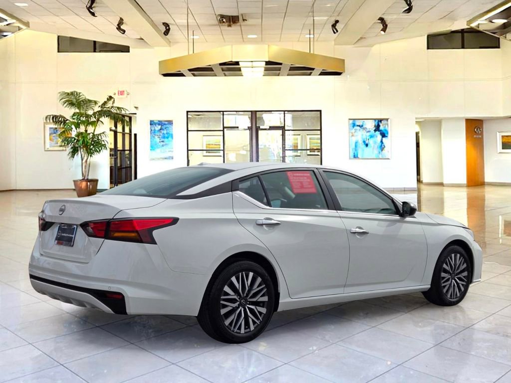 Certified 2025 Nissan Altima 2.5 SV FWD image 5