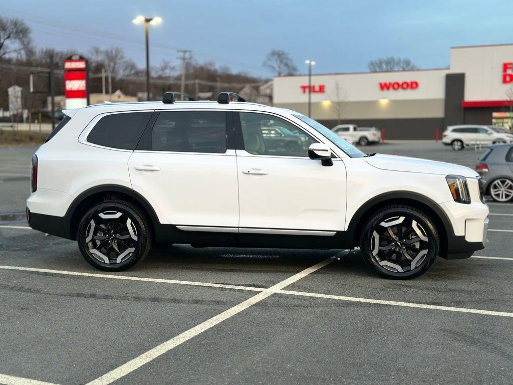 Used 2025 Kia Telluride EX w/ EX Captain's Chair Package image 8