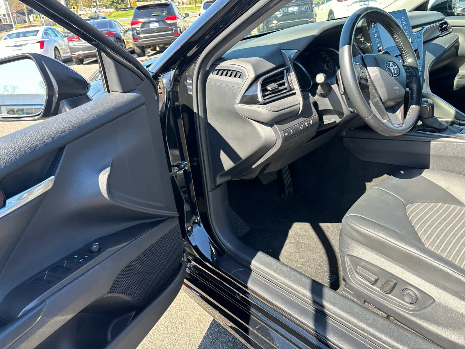 Used 2023 Toyota Camry SE w/ Cold Weather Package image 7