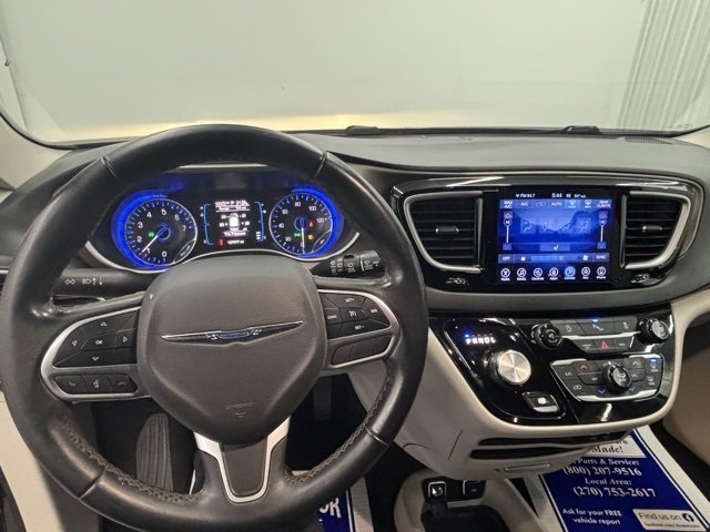 Used 2017 Chrysler Pacifica Touring-L image 18